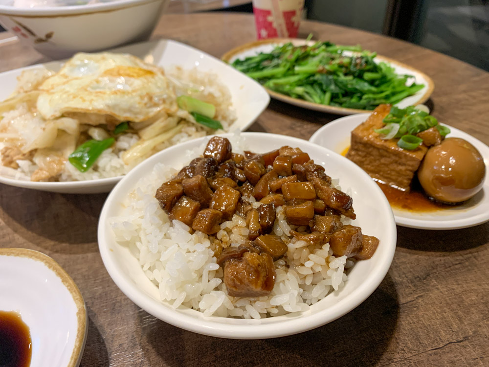 台南正虱目魚專賣，環境乾淨有冷氣，蔥爆魚肉蓋飯、鮮美的虱目魚肚湯