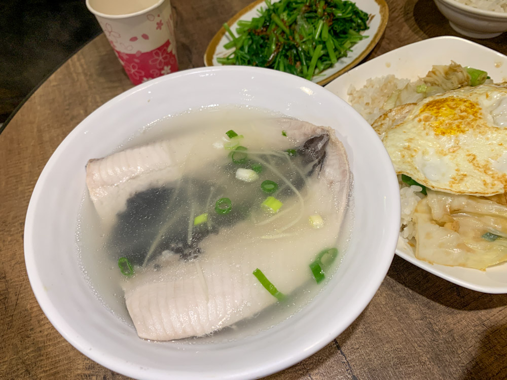 台南正虱目魚專賣，環境乾淨有冷氣，蔥爆魚肉蓋飯、鮮美的虱目魚肚湯