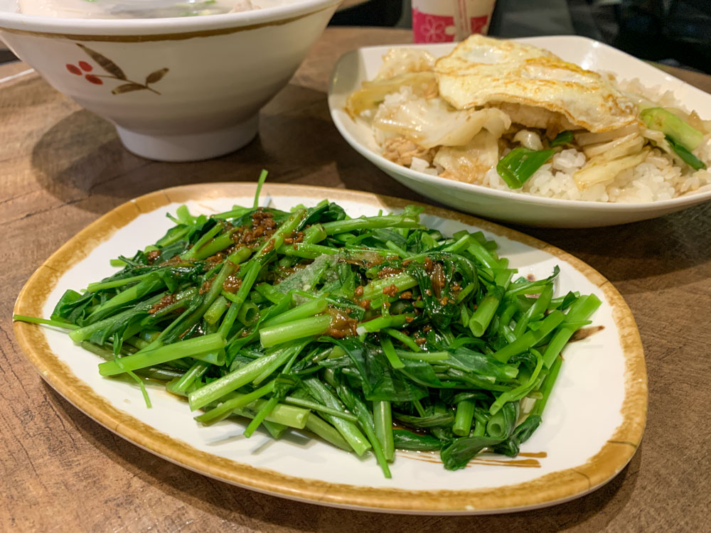 台南正虱目魚專賣，環境乾淨有冷氣，蔥爆魚肉蓋飯、鮮美的虱目魚肚湯