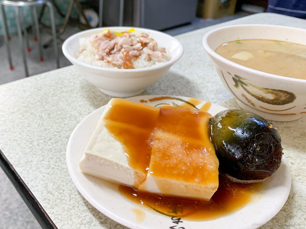 阿溪火雞肉飯，5:30就開賣！早起才吃得到雞片飯＋半熟鴨蛋，便宜好吃！