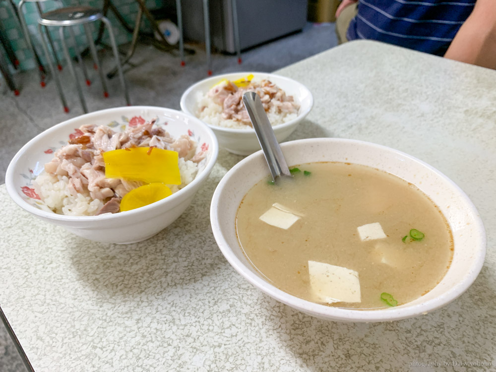 阿溪雞肉飯，5:30就開賣！早起才吃得到雞片飯＋半熟鴨蛋，便宜好吃！