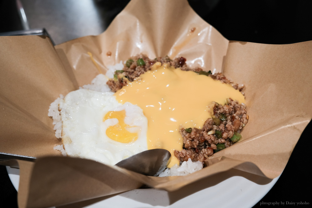 Bitch Fry Fry,台南宵夜場排隊店,$100元泰式打拋豬飯~淋上邪惡起司更美味! Bitch Fry Fry,台南宵夜場排隊店,$100元泰式打拋豬飯~淋上邪惡起司更美味!