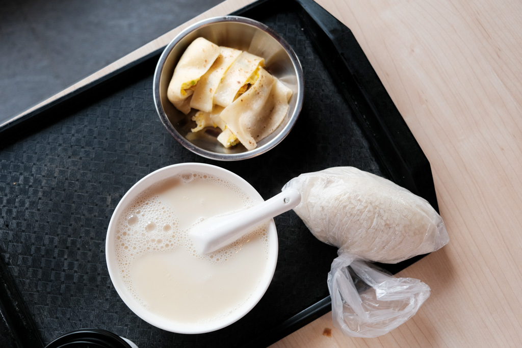 阜杭豆漿，台北米其林必比登推薦早餐店，真的好吃嗎？厚燒餅、蛋餅、鹹飯糰
