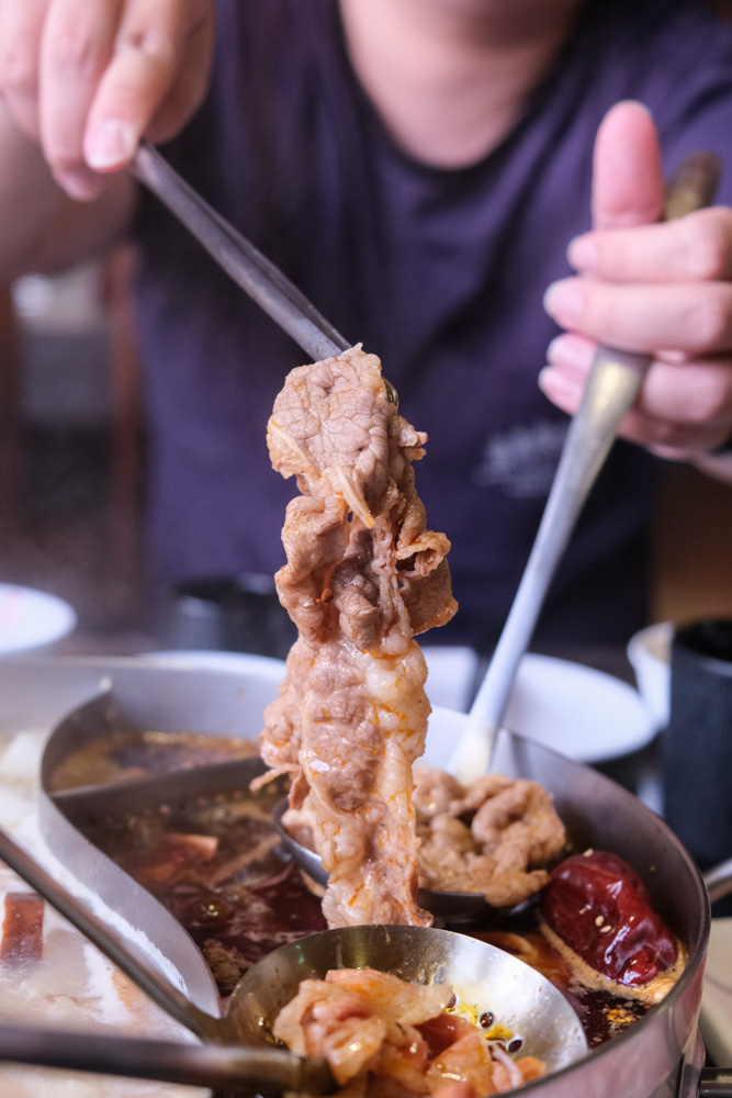 老四川巴蜀麻辣燙 台南東寧店，麻辣鴨血、麻辣豆腐鍋底吃到飽！紅白湯都有！