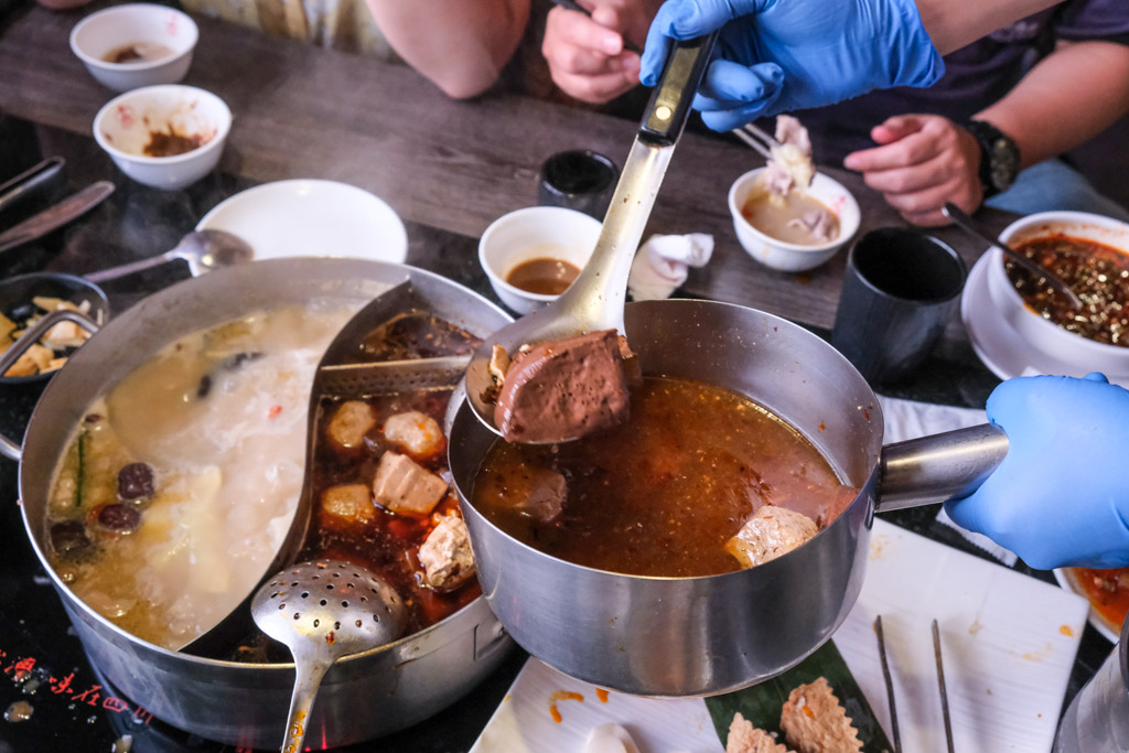 老四川巴蜀麻辣燙 台南東寧店，麻辣鴨血、麻辣豆腐鍋底吃到飽！紅白湯都有！