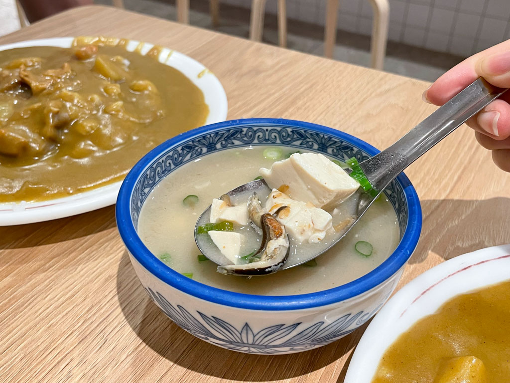 上富小吃店，這個排骨飯跟你想像中的不一樣！台南一甲子老店，文青新裝潢