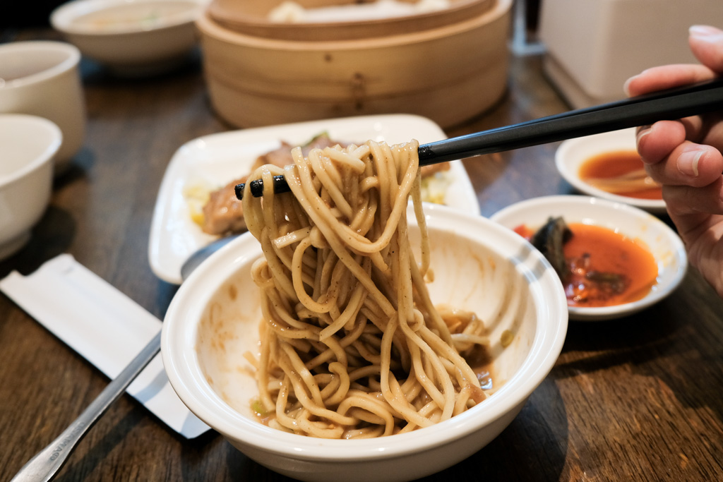 五草車中華麵食館，永和平價版鼎泰豐！鼎泰豐的 75 折，燒椒皮蛋必點！