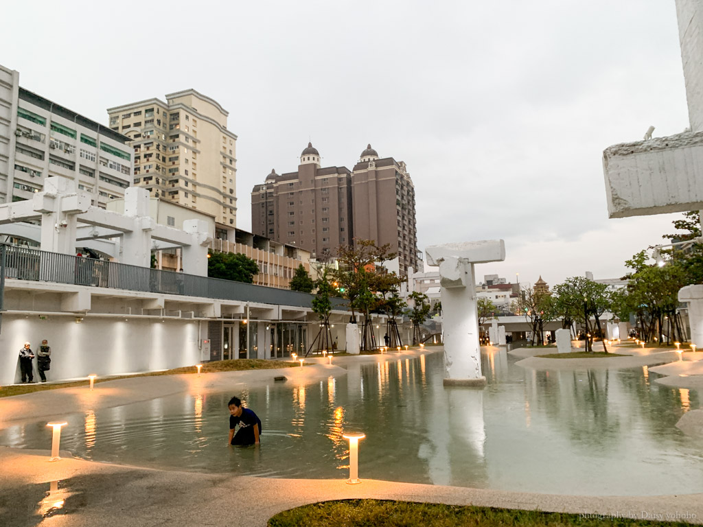 河樂廣場 The Spring，台南白天的人氣親水公園，晚上的浪漫約會勝地。