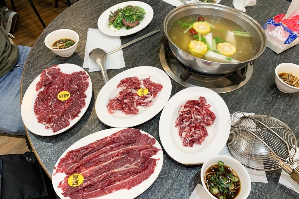阿財牛肉湯安平二店，隱藏版牛肉火鍋這裡吃！溫體牛肉盤盤鮮美好吃！