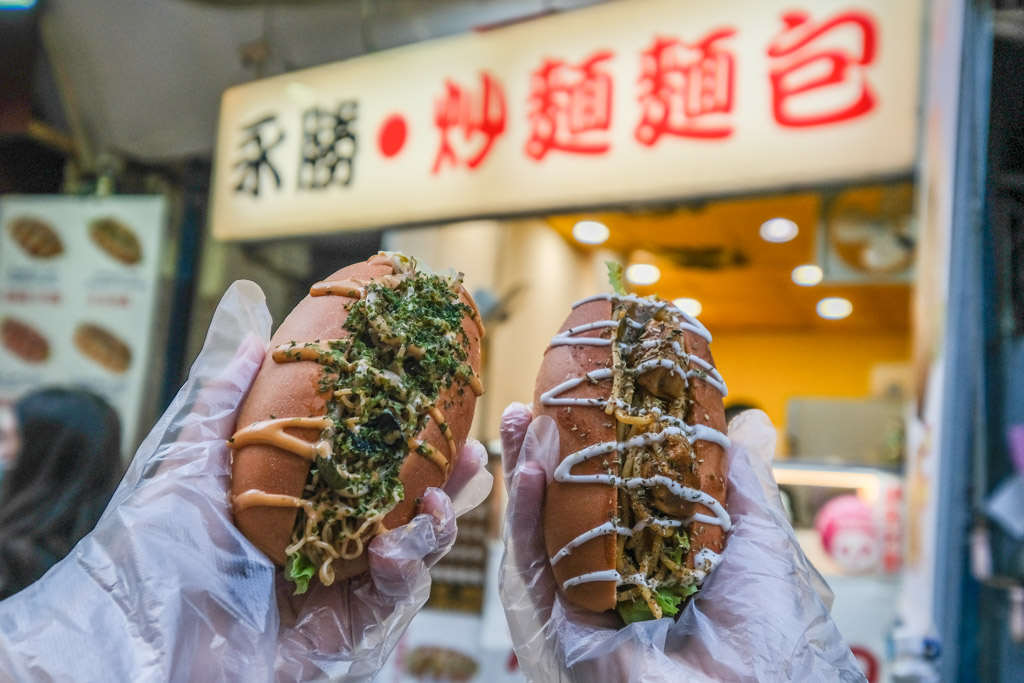 永勝炒麵麵包，逢甲夜市排隊美食～2份特價$100元，現點現做、飽足感滿滿！