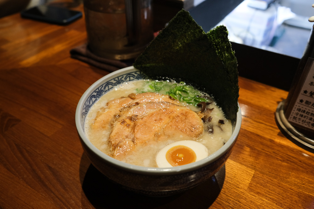 覺丸拉麵，台南人氣拉麵店！上桌後不准不用餐，也不准客人只顧聊天不用餐！