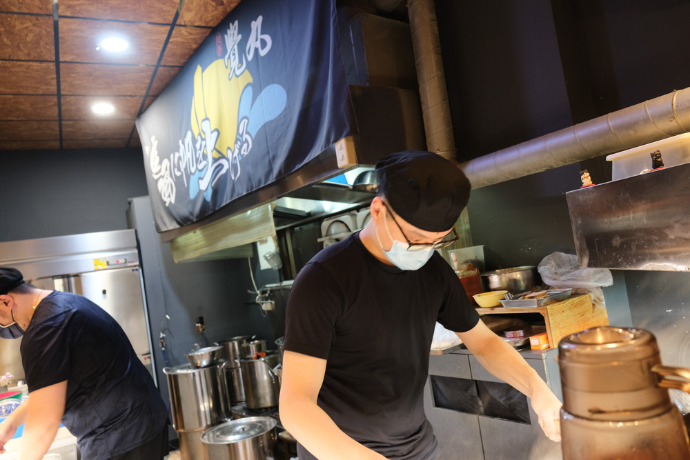 覺丸拉麵，台南人氣拉麵店！上桌後不准不用餐，也不准客人只顧聊天不用餐！