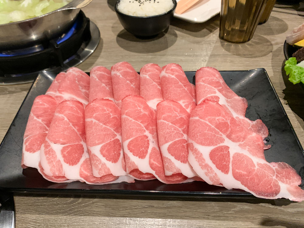 野川堂秘境鍋物嘉義店，裝潢超氣派！但共鍋需收$89元，而且不能抵消費...。