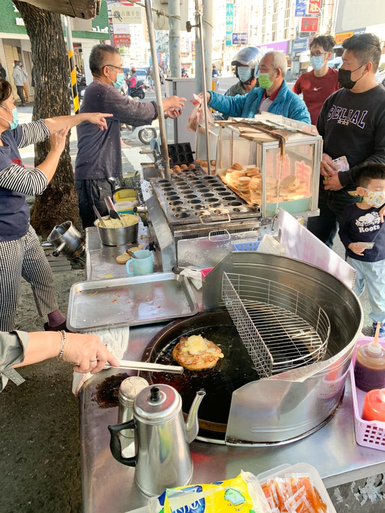 一品德雞蛋糕, 聾啞夫婦雞蛋糕, 台南東區美食, 台南東區小吃, 台南雞蛋糕, 崇明路雞蛋糕, 蔥肉餅, 車輪餅, 聾啞夫妻紅豆餅