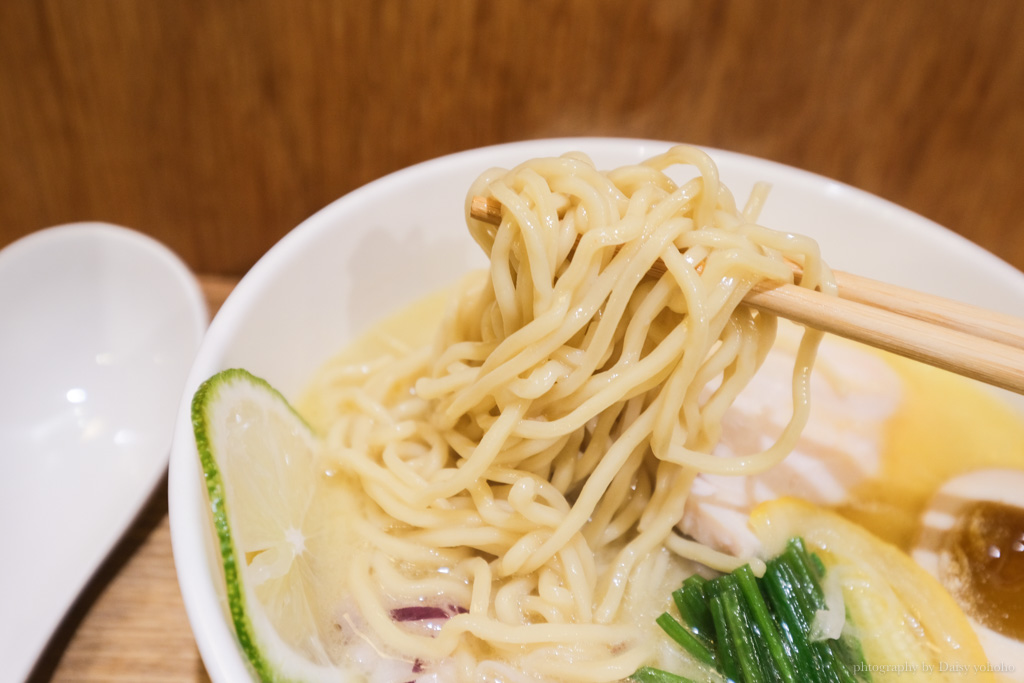 白露拉麵 bailu ramen，全台最有氣質的拉麵店，日系文青感的純粹雞白湯。