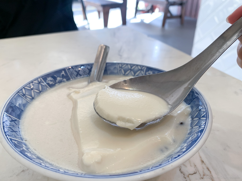 德記古早味汕頭豆花，府城50年老店，綜合豆花好好吃！新光三越新天地旁