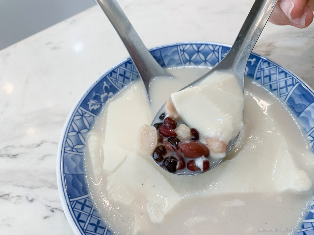 德記古早味汕頭豆花，府城50年老店，綜合豆花好好吃！新光三越新天地旁
