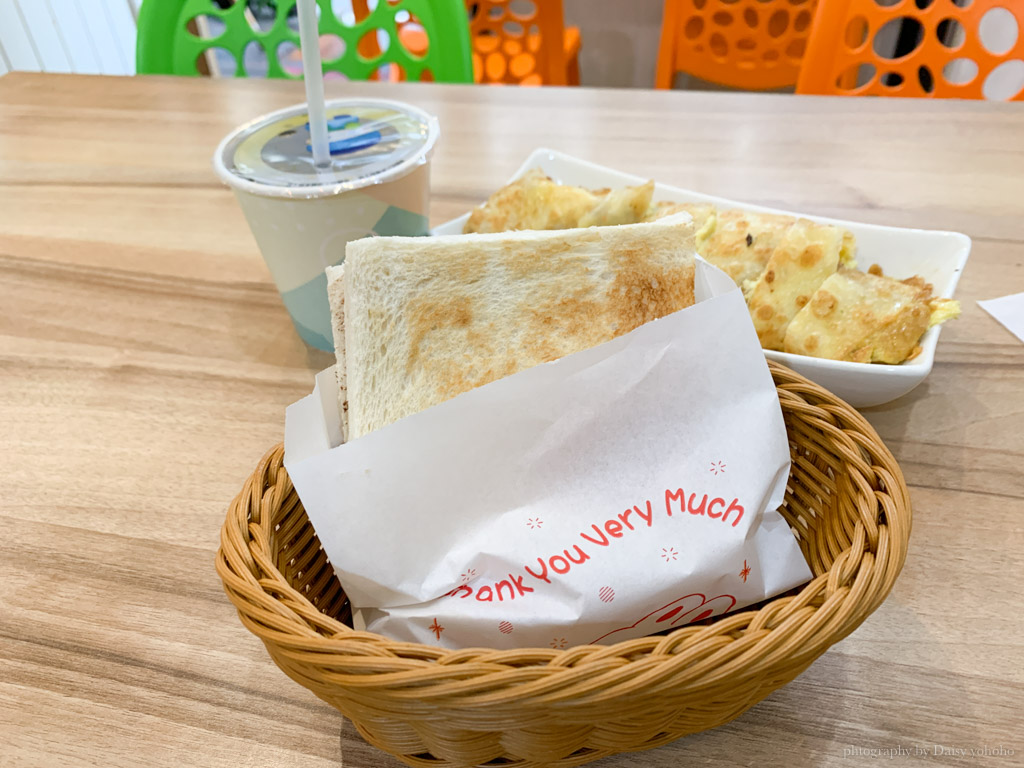 馥盒子早午餐，嘉北國小旁早餐店，服務親切，鮪魚高麗菜蛋餅好吃！