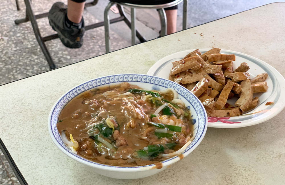 [食記] 嘉義 空軍市場涼拌黑豆干陽春麵～外省麵