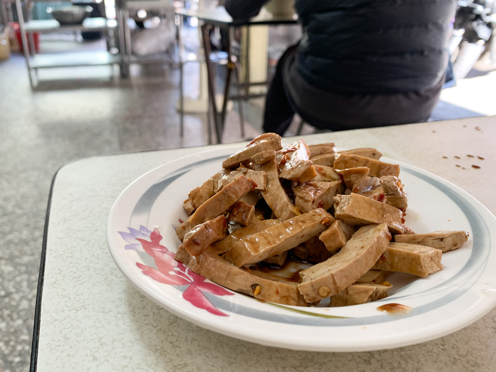 空軍市場涼拌黑豆干陽春麵，嘉義人的兒時美食，眷村外省麵，黑豆干必吃！