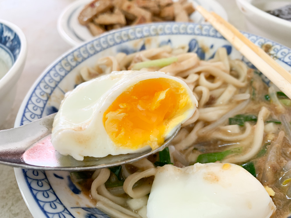 空軍市場涼拌黑豆干陽春麵，嘉義人的兒時美食，眷村外省麵，黑豆干必吃！