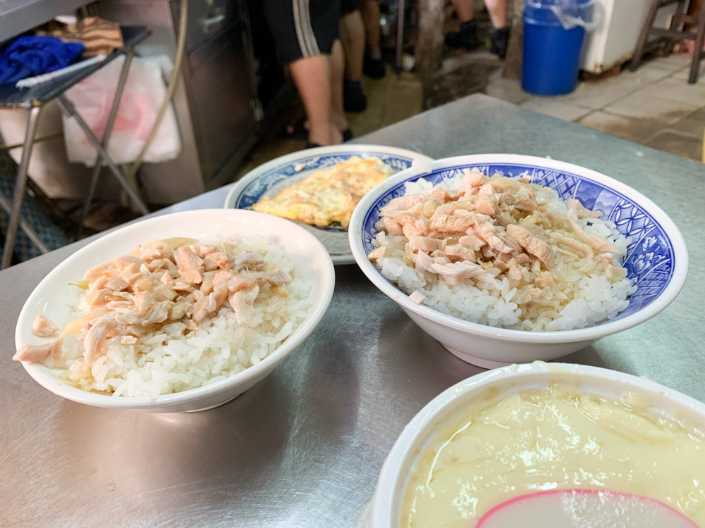 頭家火雞肉飯，嘉義人從小吃到大，東市場內美食就是便宜又好吃，蒸蛋必點！