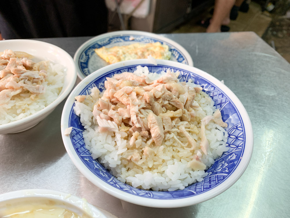 頭家火雞肉飯，嘉義人從小吃到大，依舊就是這麼便宜好吃，大推蒸蛋必點！