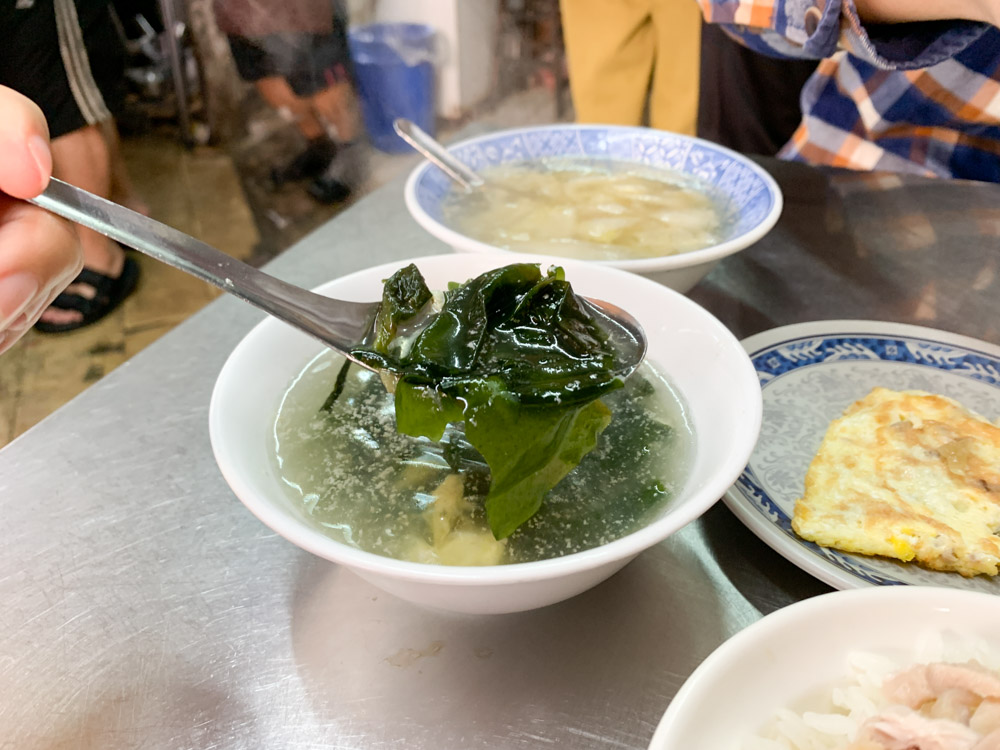 頭家火雞肉飯，嘉義人從小吃到大，東市場內美食就是便宜又好吃，蒸蛋必點！