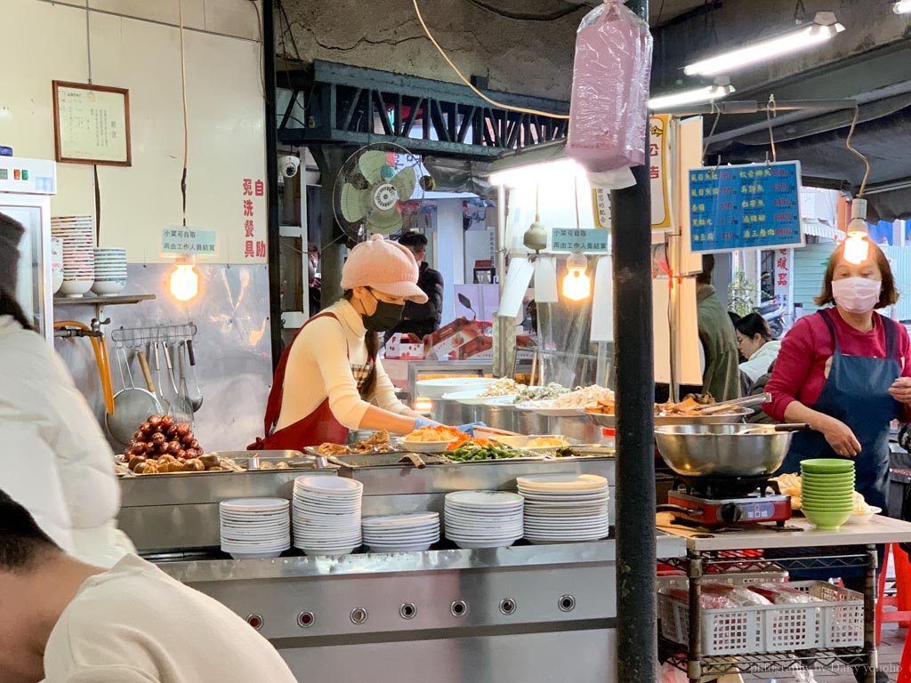 悅津鹹粥，24小時營業，從早餐吃到宵夜場，有虱目魚、肉燥飯、多種小菜