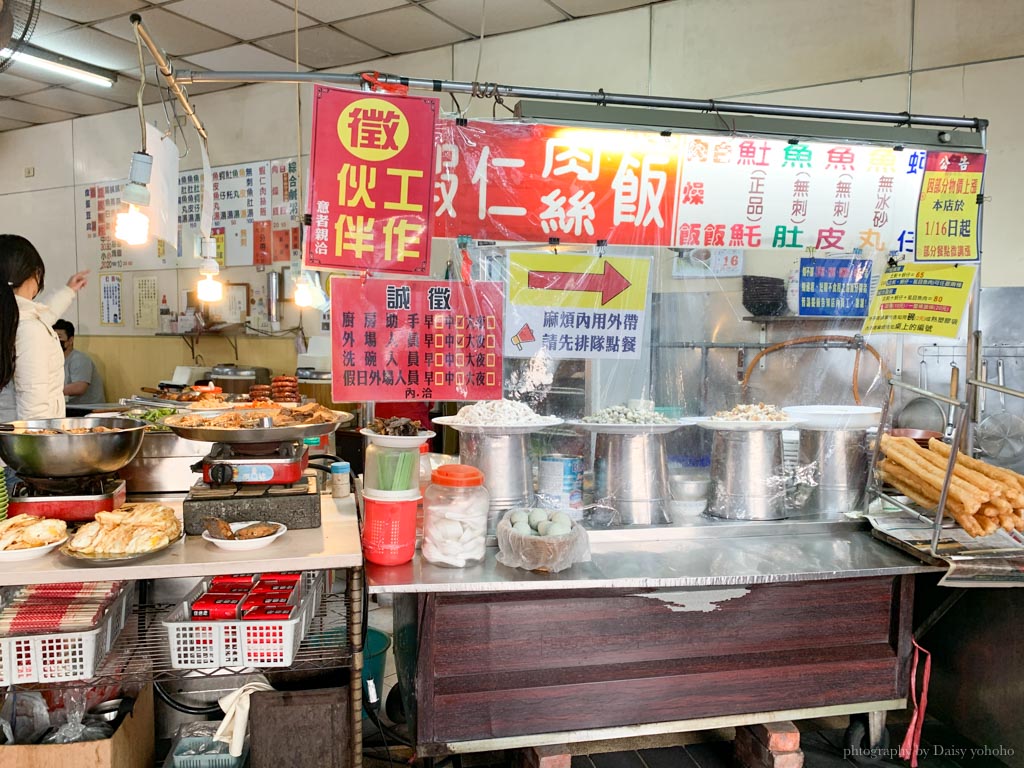 悅津鹹粥，24小時營業，從早餐吃到宵夜場，有虱目魚、肉燥飯、多種小菜