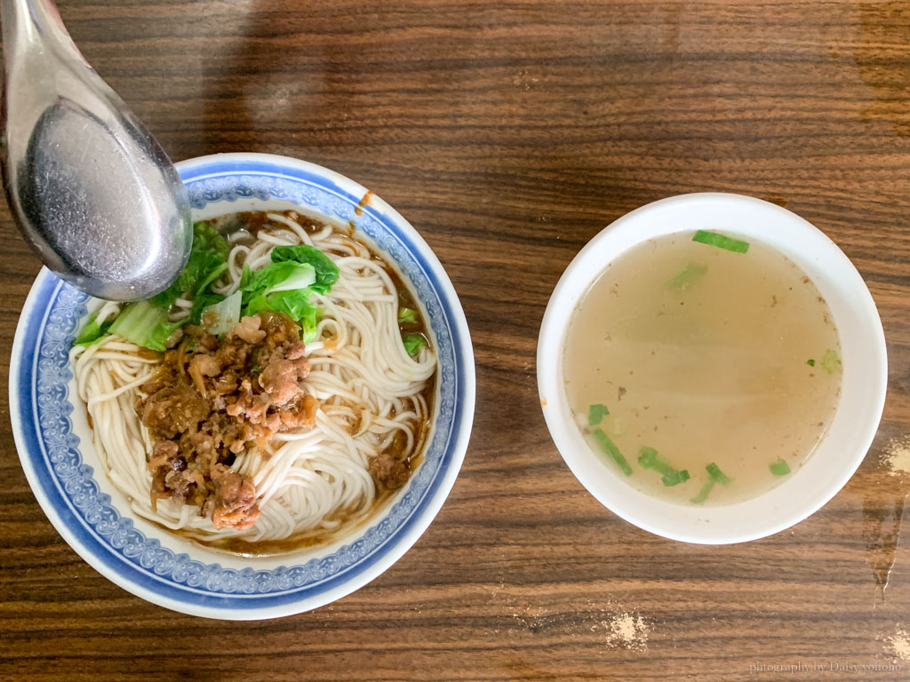 仁德忠味麵館,用餐時間大排長龍的在地麵店,還是仁德老店的更好吃! 仁德忠味麵館,用餐時間大排長龍的在地麵店,還是仁德老店的更好吃!