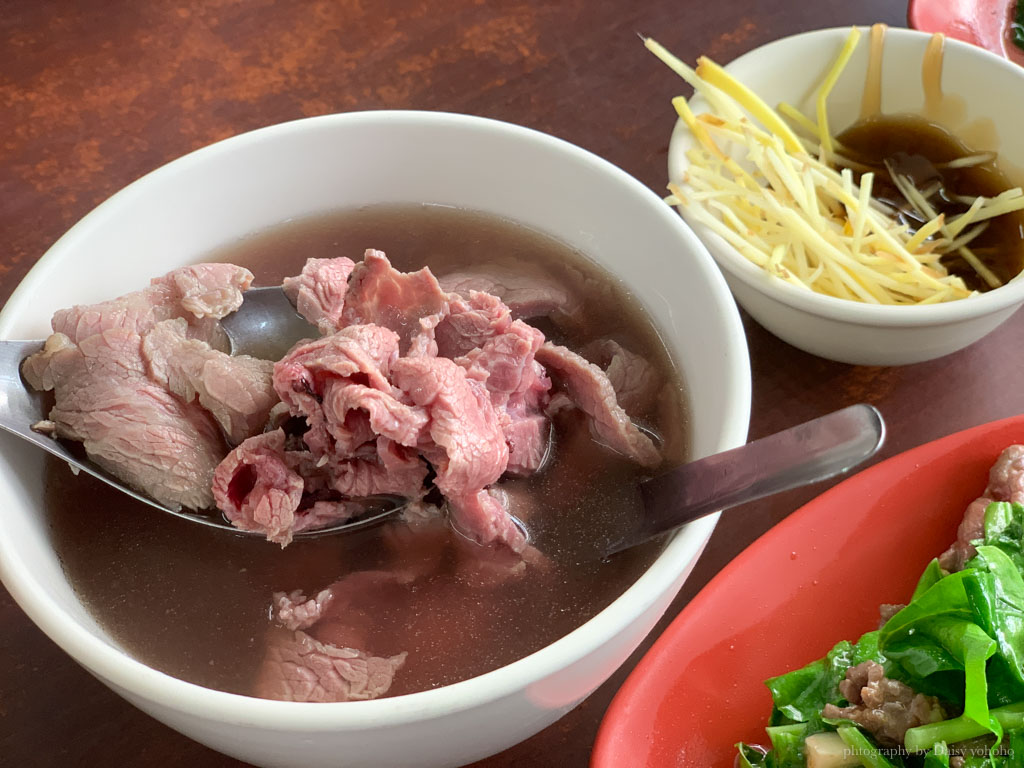 鴻品牛肉湯，永康老字號牛肉湯店，菜色多樣，麵飯火鍋通通有，店員很親切！