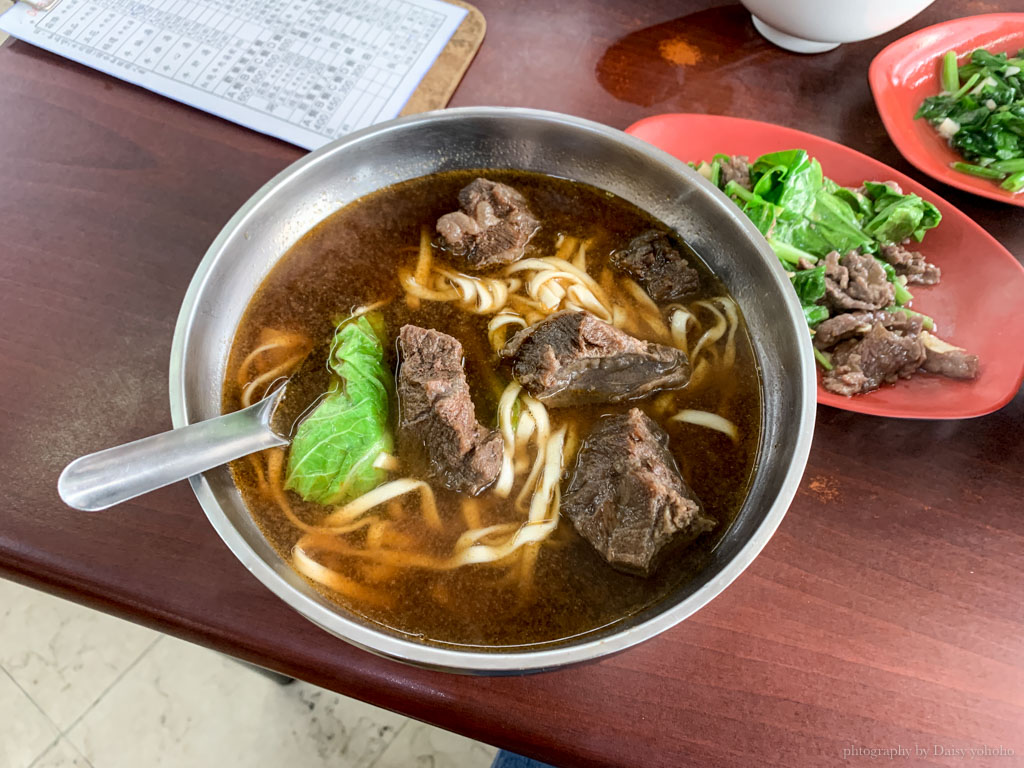 鴻品牛肉湯，永康老字號牛肉湯店，菜色多樣，麵飯火鍋通通有，店員很親切！