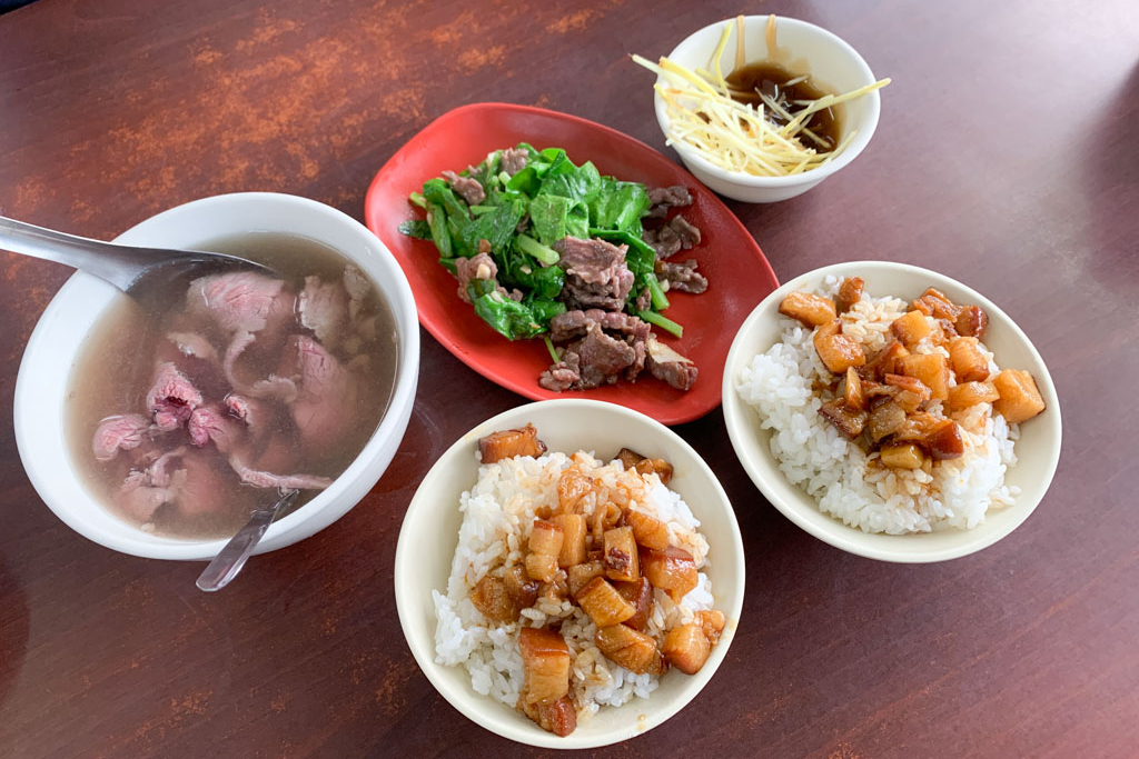 鴻品牛肉湯，永康老字號牛肉湯店，菜色多樣，麵飯火鍋通通有，店員很親切！