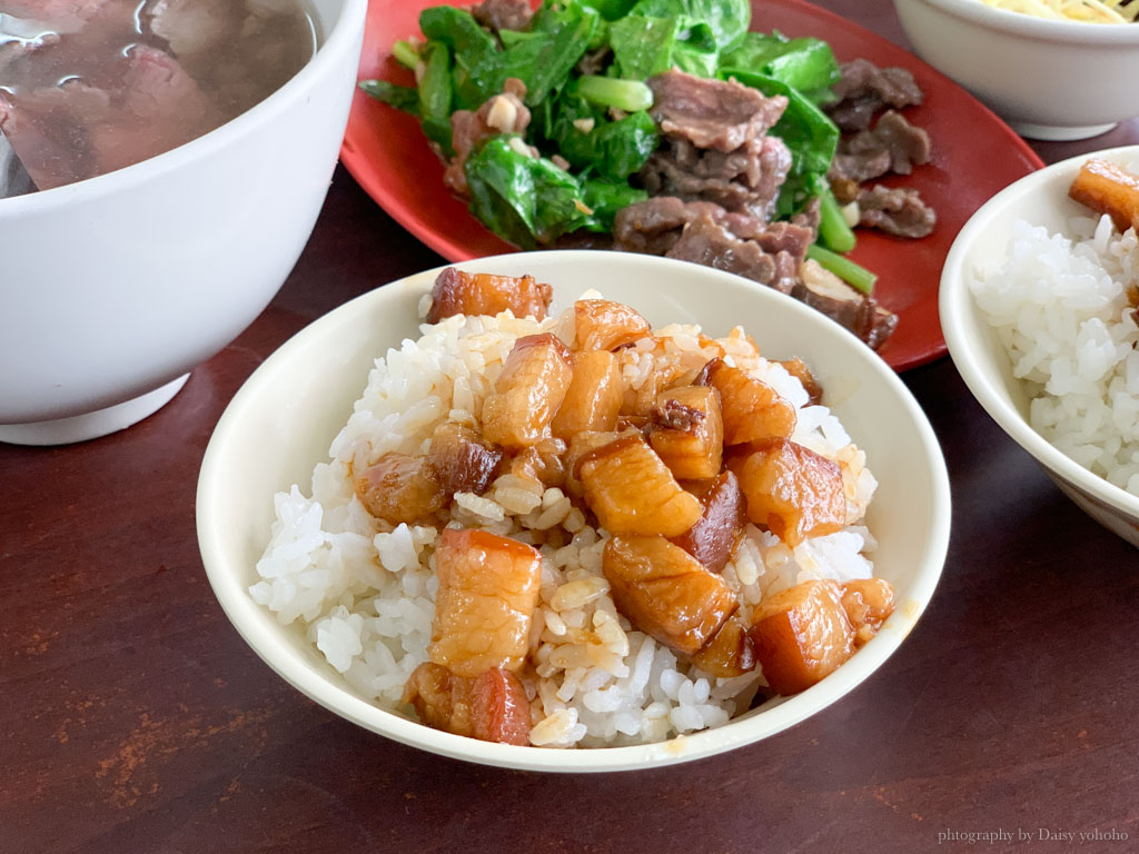 鴻品牛肉湯，永康老字號牛肉湯店，菜色多樣，麵飯火鍋通通有，店員很親切！