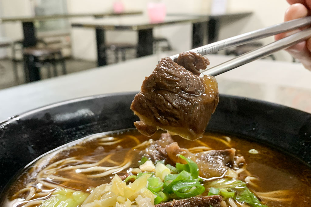 小老廣牛肉麵，富農街50年老字號牛肉麵店，價格很親切～麻醬麵好吃！