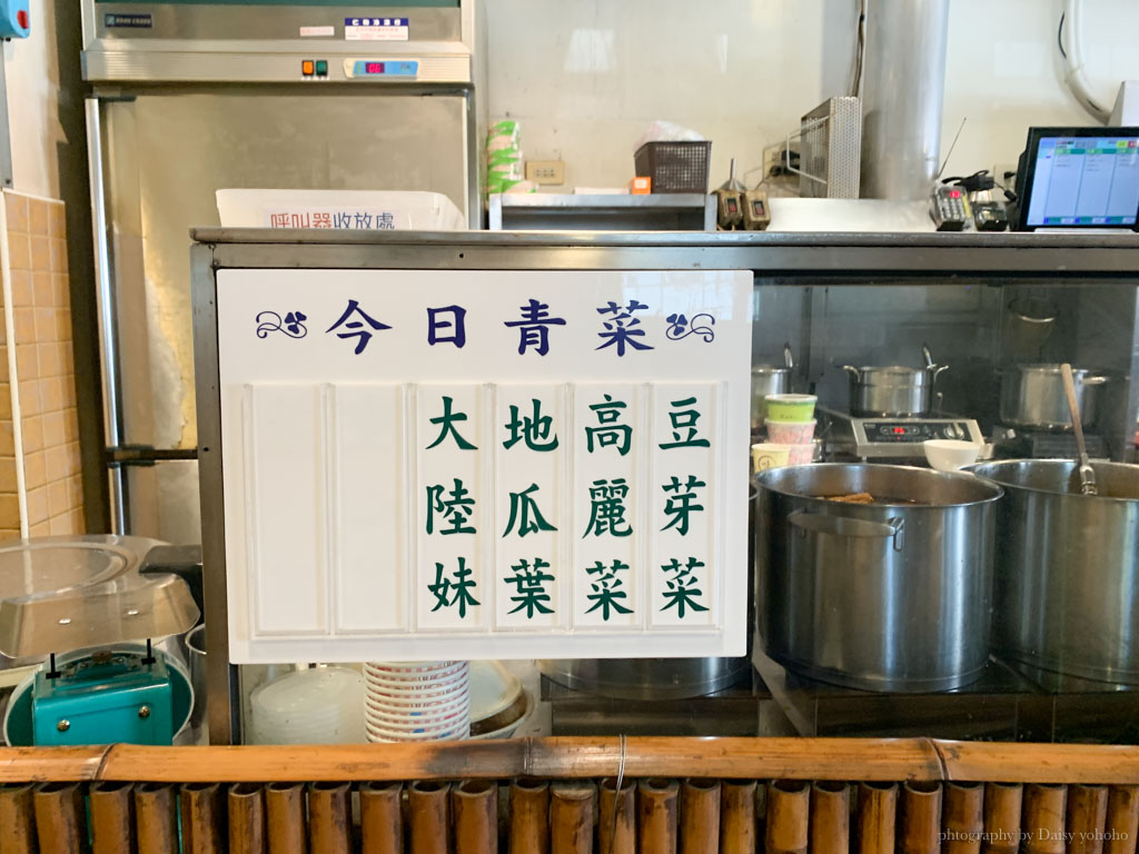 南都碗粿｜東門路大榕樹下碗粿店，用餐時間要排隊才吃得到的台南小吃。