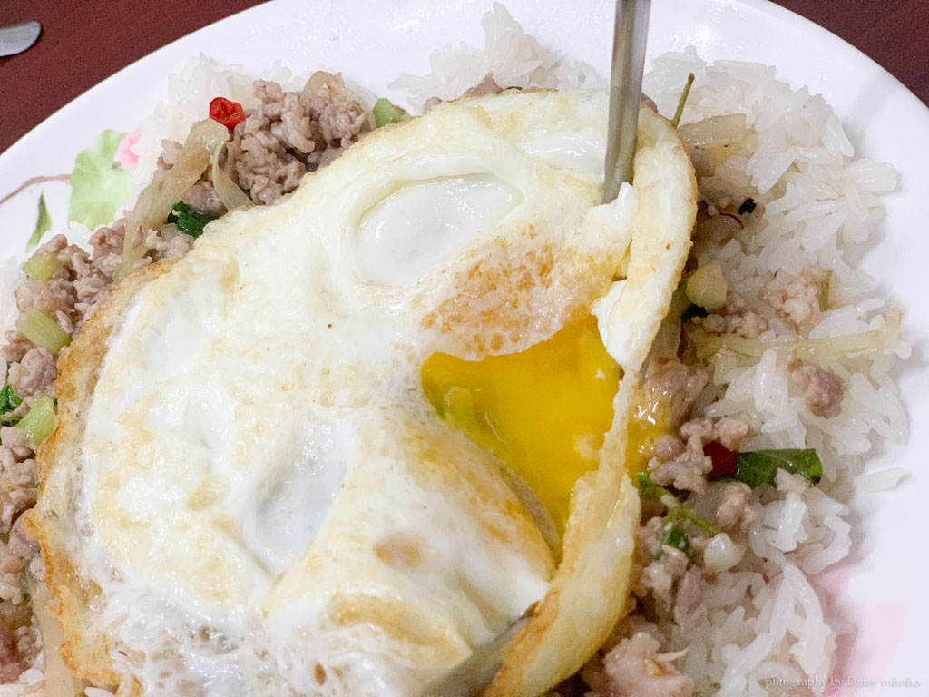 潘妮泰式餐食｜南紡附近的平價泰式小吃店，打拋豬、泰式酸辣麵、綠咖哩...