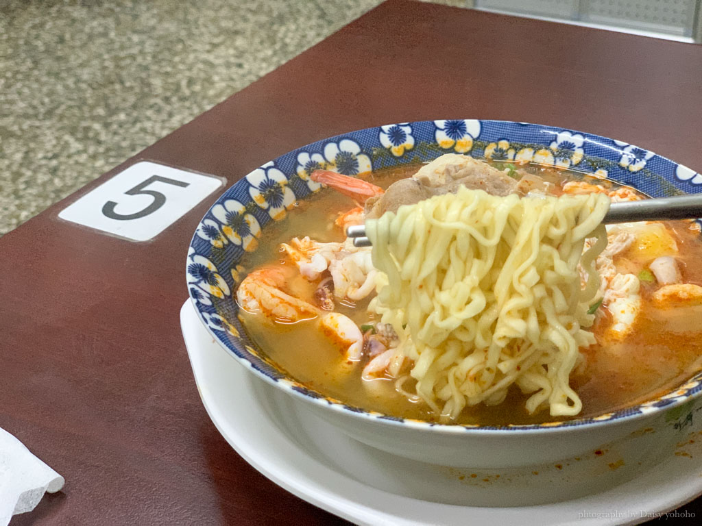 潘妮泰式餐食｜南紡附近的平價泰式小吃店，打拋豬、泰式酸辣麵、綠咖哩...