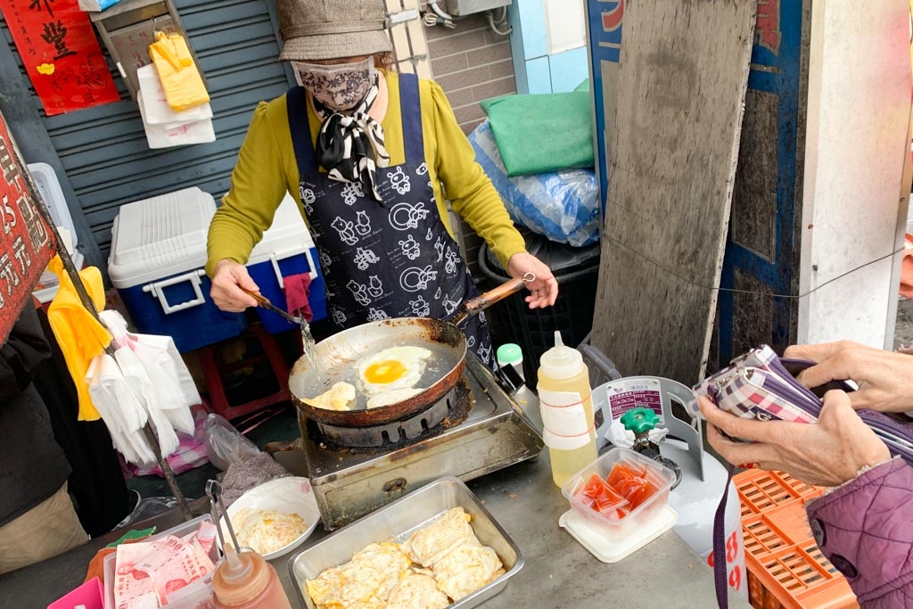 [食記] 台南 仁德 卓媽媽早餐店，加荷包蛋$35元