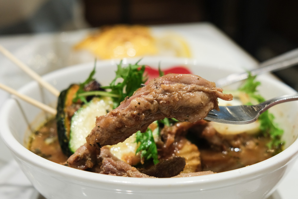 Suage北海道湯咖哩｜滿滿蔬菜，雞頸肉香Q超美味，可以喝的湯咖哩在台南三井