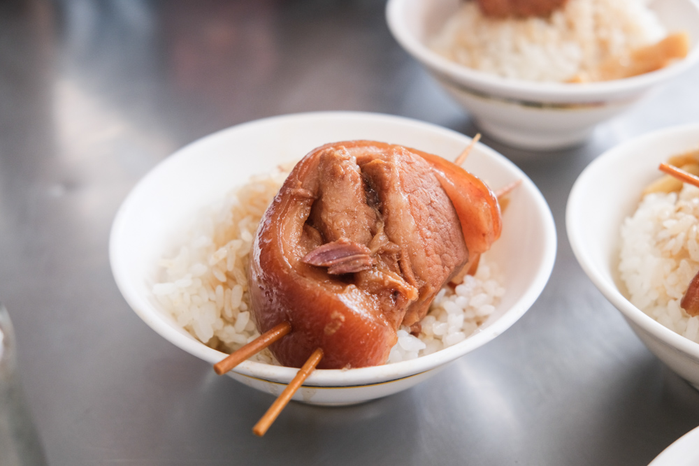 彰化爌肉飯｜阿泉焢肉飯，老字號小吃店，從早餐時間就開始排隊到賣完為止！