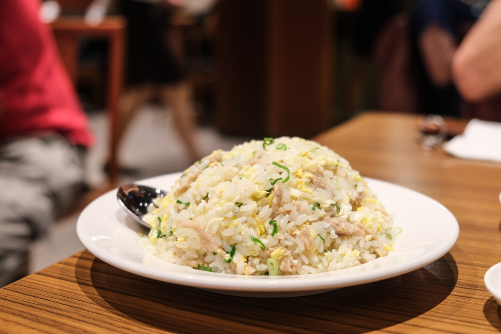 台南人氣拉麵店｜八峰亭日式拉麵，很有日本氛圍的小店，排隊才吃得到！