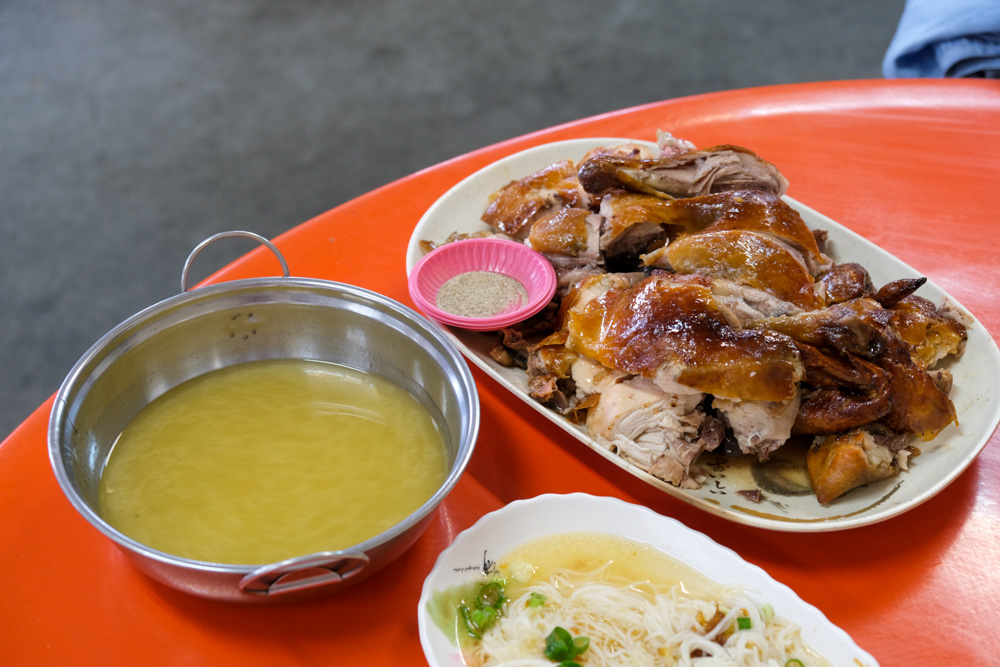 福伯黃金雞，竹山超人氣甕窯雞，黃金脆皮外加滿是龍眼木燻烤的木頭香氣！