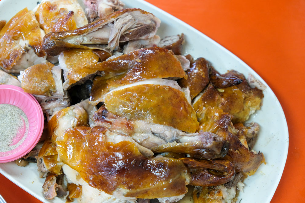 福伯黃金雞，竹山超人氣甕窯雞，黃金脆皮外加滿是龍眼木燻烤的木頭香氣！