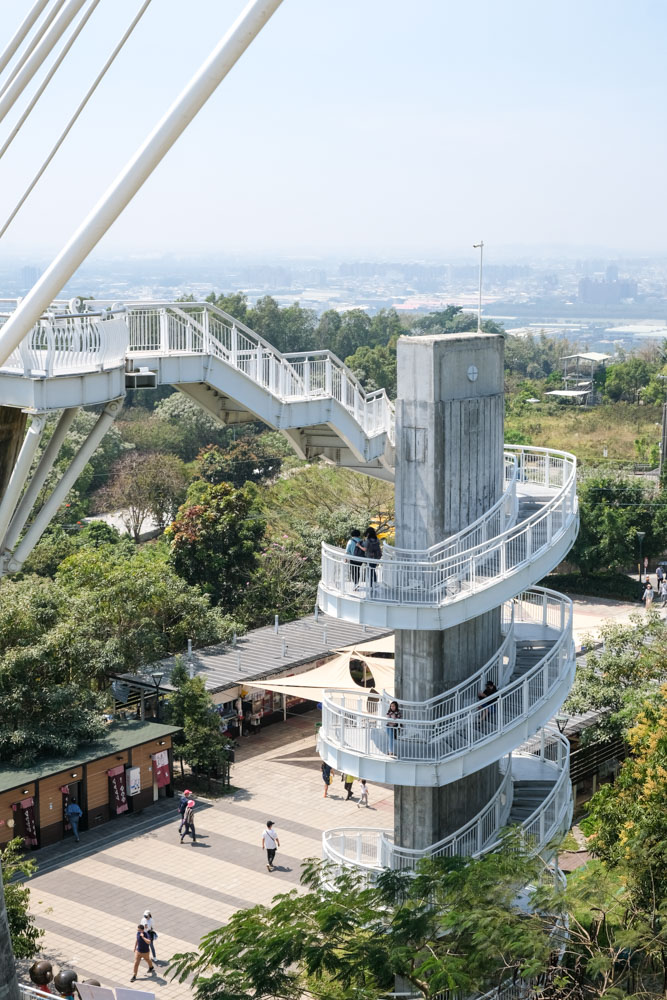 高雄｜崗山之眼，純白天空廊道，提琴設計的音樂概念建築，高雄景色一覽無遺