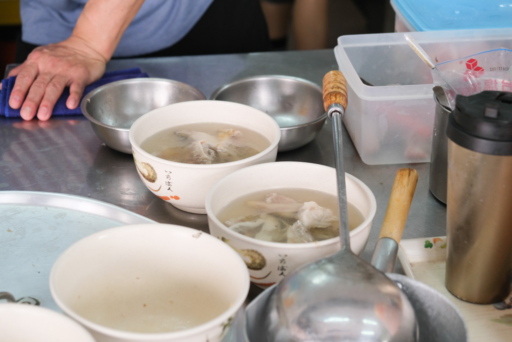 台南隱藏版美食！在地人愛吃的「早安魚仔湯」，早餐來一套石斑魚湯搭肉燥飯！