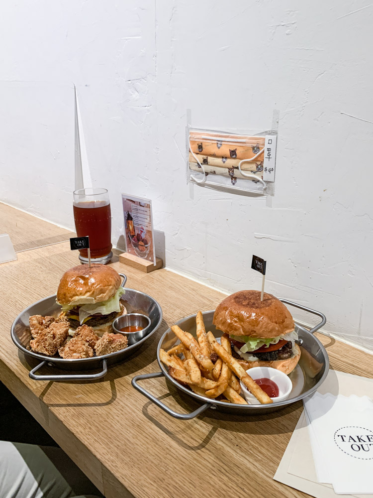 TakeOut Burger&Cafe 民權店，邊吃漢堡邊吸貓，貓奴控必去的美式漢堡店！