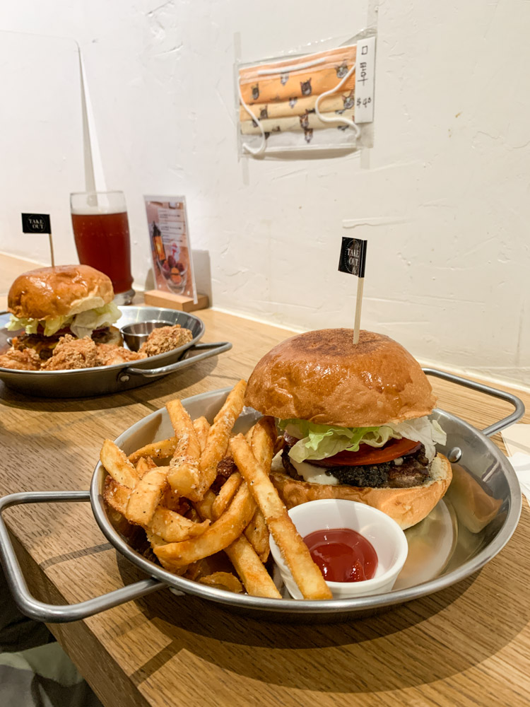 TakeOut Burger&Cafe, 民權西路站漢堡, 民權西路站美食, 民權西路站美式餐廳, 台北美式餐廳, 中山區美式漢堡, 貓咪漢堡店, 貓奴咖啡店