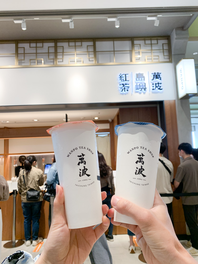 台南三井Outlet手搖店｜萬波島嶼紅茶二代店，假日大排長龍才買得到。